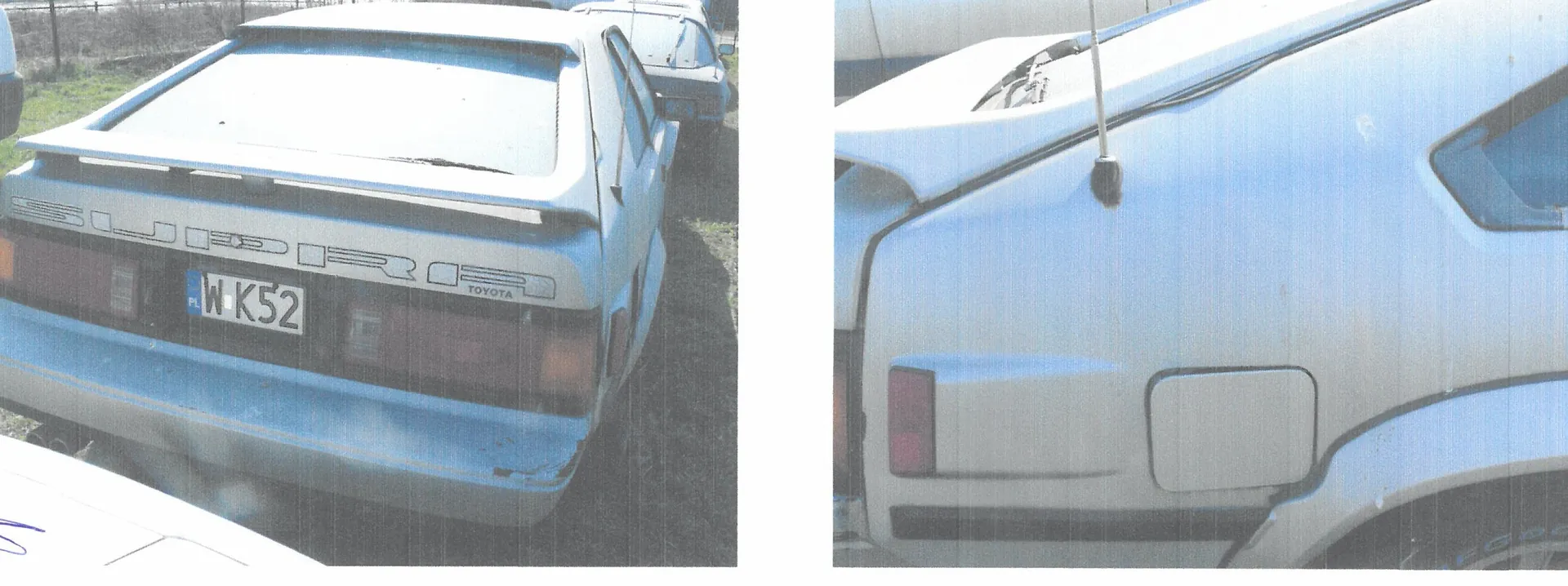 Dwa zdjęcia przedstawiające tył i bok jasnoniebieskiego samochodu marki Toyota. Na lewym zdjęciu widoczny jest tył pojazdu z tablicą rejestracyjną o numerze WK52 oraz napisem TOYOTA. Nad tablicą znajduje się napis SUPER. Na prawym zdjęciu widoczny jest fragment tylnego błotnika, antena oraz klapka wlewu paliwa.