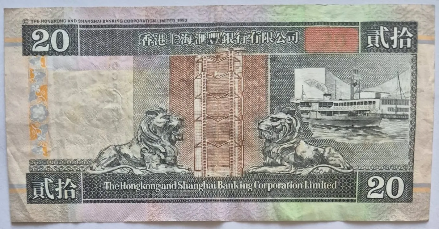 Banknot o nominale 20 z napisem 'The Hongkong and Shanghai Banking Corporation Limited'. Na banknocie widnieją dwa lewy leżące zwrócone ku sobie, pomiędzy którymi znajduje się wysoki budynek. Po prawej stronie widoczny jest statek. W górnej części znajduje się napis w języku chińskim oraz data 1993. Liczba 20 pojawia się w lewym górnym i prawym dolnym rogu.