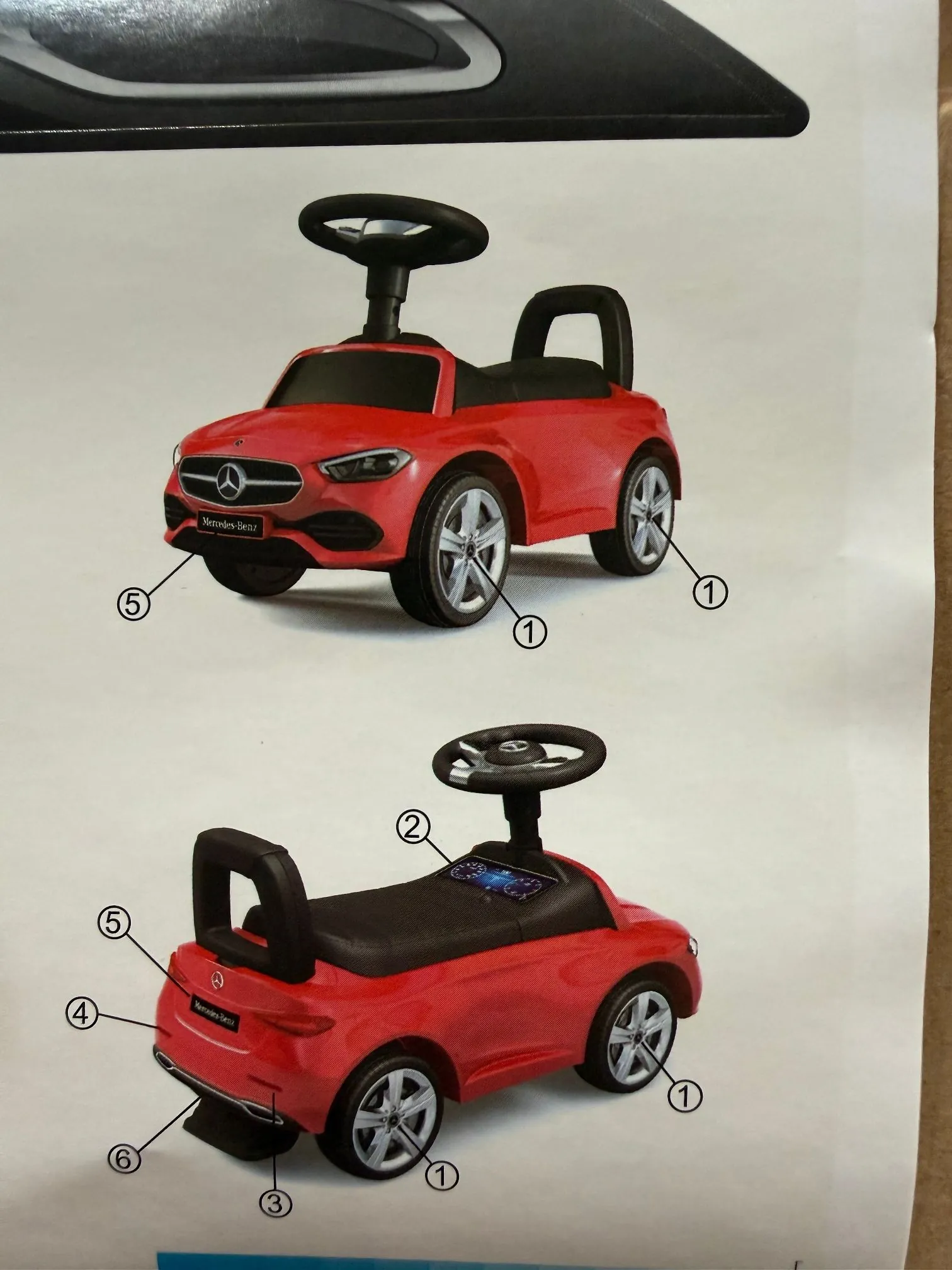 Strona z instrukcji obsługi przedstawiająca dwa zdjęcia czerwonego dziecięcego samochodzika Mercedes-Benz. Na górnym zdjęciu auto jest widoczne z przodu pod kątem, z zaznaczonymi numerami 1 (koła) oraz 5 (przód pojazdu). Na dolnym zdjęciu auto jest widoczne z tyłu pod kątem, z zaznaczonymi numerami 1 (koła), 2 (siedzisko), 3 (tylny zderzak), 4 (tylna klapa), 5 (logo) oraz 6 (wydech). Na przednim zderzaku widnieje napis 'Mercedes-Benz'.