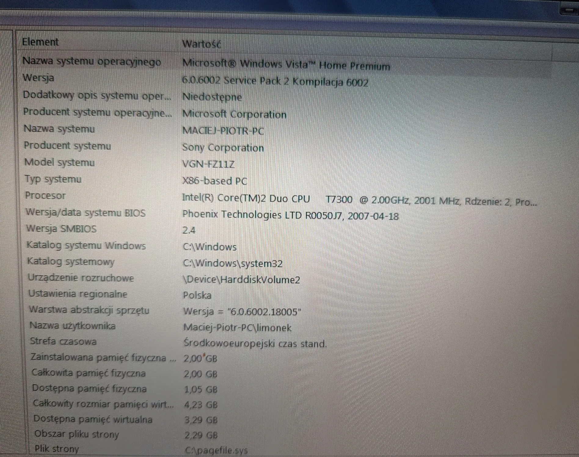 Zdjęcie ekranu monitora wyświetlającego tabelę z informacjami o systemie operacyjnym. Tabela składa się z dwóch kolumn: 'Element' oraz 'Wartość'. Widoczne dane to m.in.: Nazwa systemu operacyjnego: Microsoft® Windows Vista™ Home Premium, Wersja: 6.0.6002 Service Pack 2 Kompilacja 6002, Producent systemu: Sony Corporation, Model systemu: VGN-FZ11Z, Procesor: Intel(R) Core(TM)2 Duo CPU T7300 @ 2.00GHz, Całkowita pamięć fizyczna: 2,00 GB.