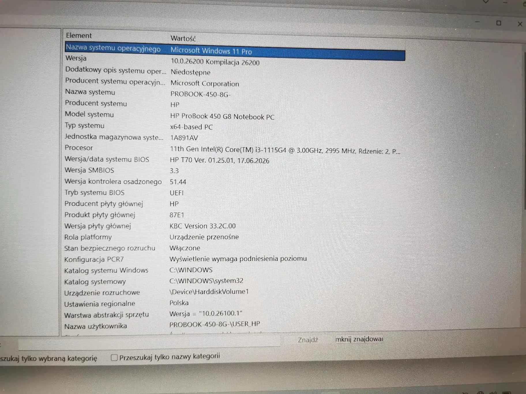 Zdjęcie ekranu monitora wyświetlającego okno z informacjami o systemie. Tabela zawiera dwie kolumny: 'Element' oraz 'Wartość'. Widoczne dane to m.in.: Nazwa systemu operacyjnego: Microsoft Windows 11 Pro, Wersja: 10.0.26200 Kompilacja 26200, Producent systemu: Microsoft Corporation, Nazwa systemu: PROBOOK-450-8G, Producent systemu: HP, Model systemu: HP ProBook 450 G8 Notebook PC, Procesor: 11th Gen Intel(R) Core(TM) i3-1115G4 @ 3.00GHz, Tryb systemu BIOS: UEFI, Polska jako ustawienie regionalne.