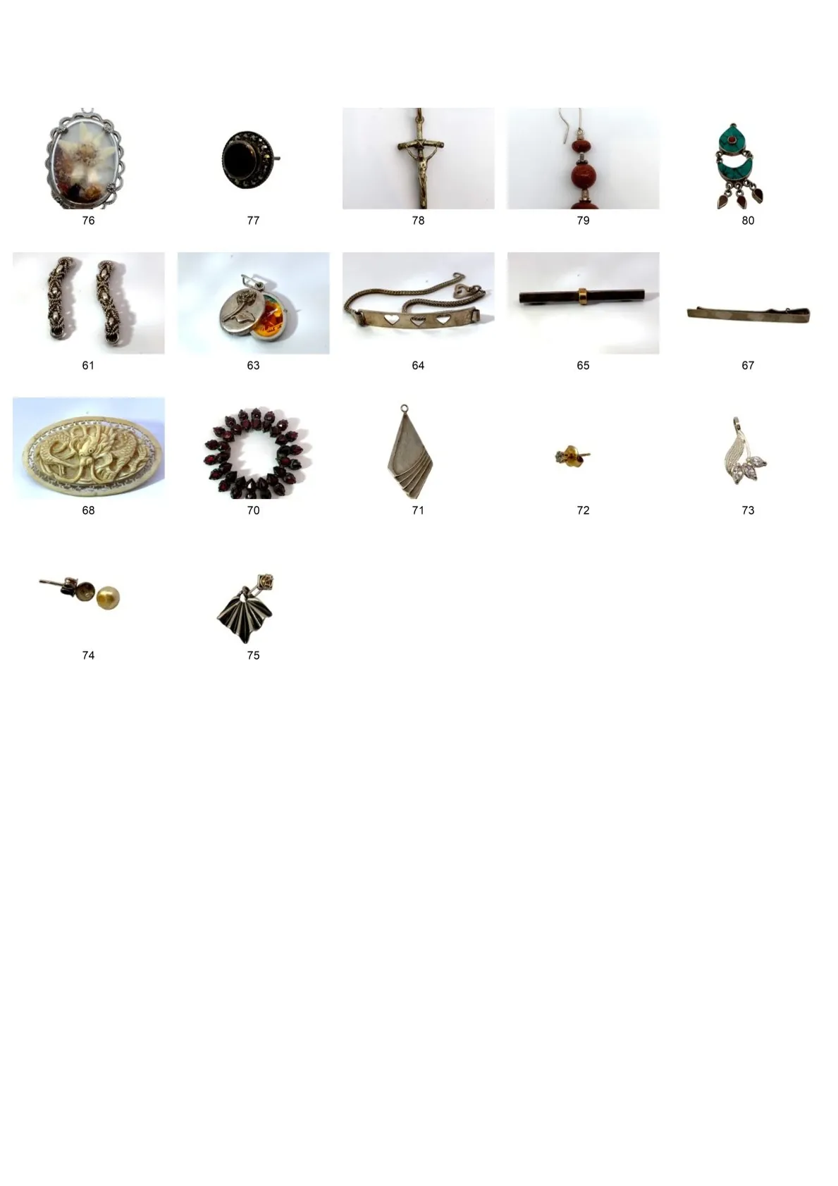 Katalog z fotografiami różnorodnej biżuterii i przedmiotów kolekcjonerskich, ułożonych w rzędach i ponumerowanych. W pierwszym rzędzie znajdują się: medalion z portretem (76), ciemny pierścień (77), krucyfiks (78), naszyjnik z czerwonych koralików (79) oraz kolczyki z turkusami (80). W drugim rzędzie: kolczyki (61), dwa medaliony (63), bransoletka (64), cienka bransoletka (65) oraz metalowy element (67). W trzecim rzędzie: owalna broszka z reliefem (68), naszyjnik z ciemnych koralików (70), geometryczny wisiorek (71), mały pierścionek (72) oraz wisiorek w kształcie gwiazdy (73). W ostatnim rzędzie: kolczyki (74) oraz wisiorek w kształcie wachlarza (75).