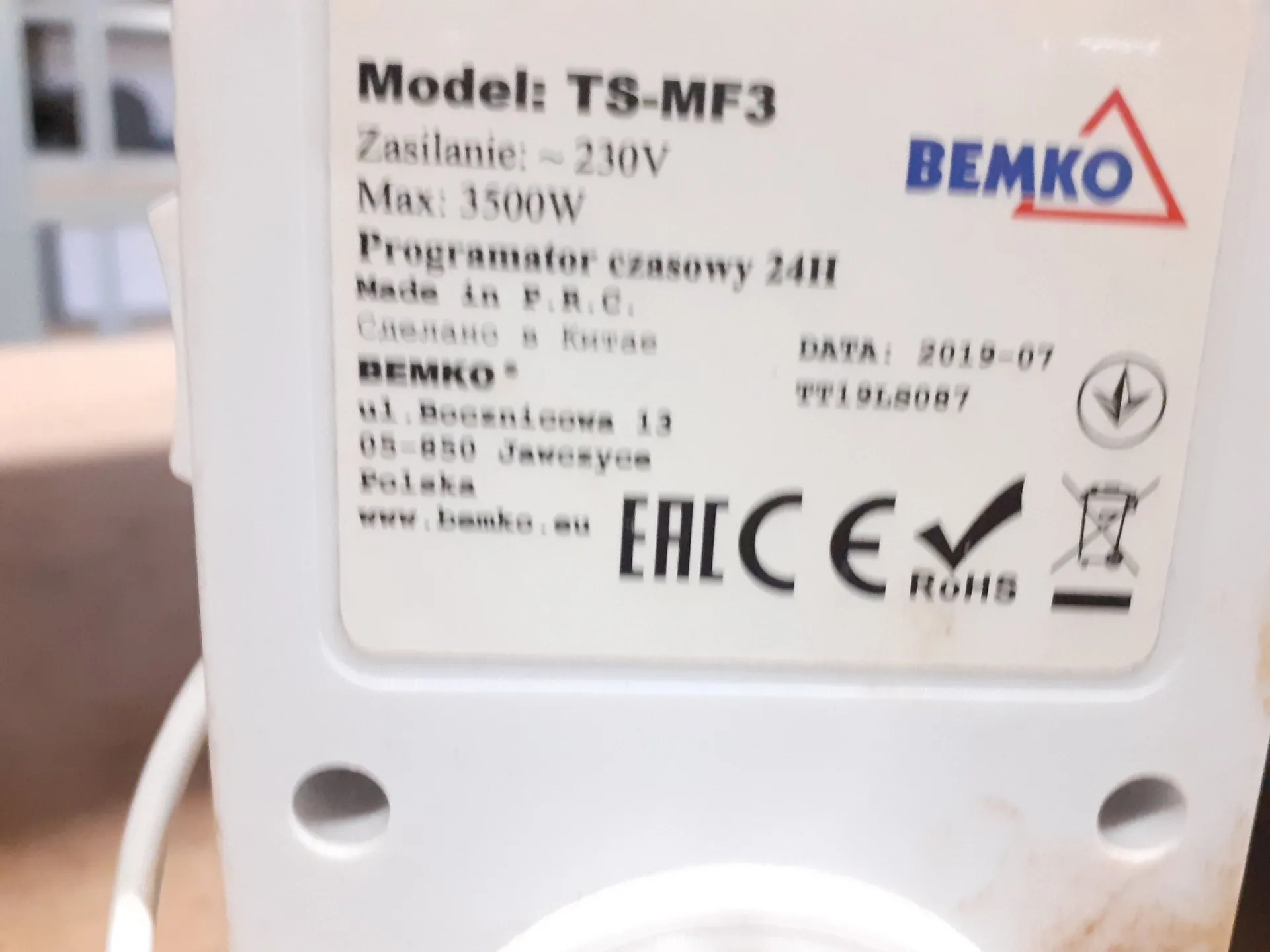 Zbliżenie na białą etykietę znamionową urządzenia marki BEMKO. Na etykiecie widnieją następujące informacje: Model: TS-MF3, Zasilanie: ~ 230V, Max: 3500W, Programator czasowy 24H. Poniżej znajduje się napis 'Made in P.R.C.' oraz jego rosyjski odpowiednik. Podano dane producenta: BEMKO, ul. Bocenicowa 13, 05-850 Jaweszczyzna, Polska, oraz stronę internetową www.bamko.eu. Widoczna jest data 2019-07, numer seryjny TT19LS087 oraz symbole certyfikacji: EAC, znak CE, RoHS oraz symbol przekreślonego kosza na śmieci.
