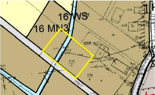 Fragment mapy geodezyjnej z zaznaczonym żółtą ramką obszarem. Na mapie widoczne są działki oznaczone numerami i symbolami, takimi jak '16 MN3', '16 WS', '1358', '1116/3' oraz '1116/2'. Przez obszar przebiega jasnoniebieski pas reprezentujący drogę lub ciek wodny.
