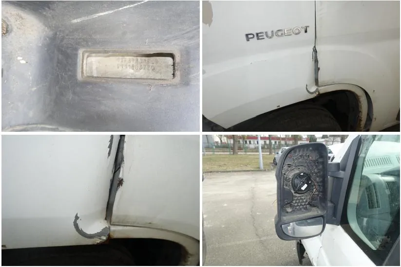 Kolaż czterech zdjęć przedstawiających uszkodzony biały samochód marki Peugeot. W górnym lewym kwadrancie widoczna jest metalowa tabliczka z wygrawerowanymi numerami na zabrudzonej powierzchni. W górnym prawym kwadrancie logo 'PEUGEOT' na białym nadwoziu z widocznymi uszkodzeniami i rdzą w okolicy otworu kołowego. W dolnym lewym kwadrancie fragment białego nadwozia z wygiętym elementem i rdzą. W dolnym prawym kwadrancie uszkodzone lusterko boczne z odsłoniętymi częściami wewnętrznymi, na tle parkingu i budynków.