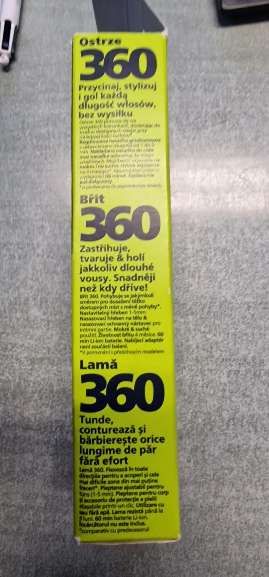 Żółte, pionowe opakowanie produktu z napisem '360' powtórzonym trzykrotnie w dużych, zielonych cyfrach. Opakowanie zawiera opisy produktu w trzech językach: polskim, czeskim i rumuńskim. Tekst w sekcji polskiej zaczyna się od słów: 'Ostrze 360 Przycinaj, stylizuj i gol każdą długość włosów, bez wysiłku'. Poniżej znajdują się analogiczne opisy w języku czeskim ('Břít 360') oraz rumuńskim ('Lamă 360').