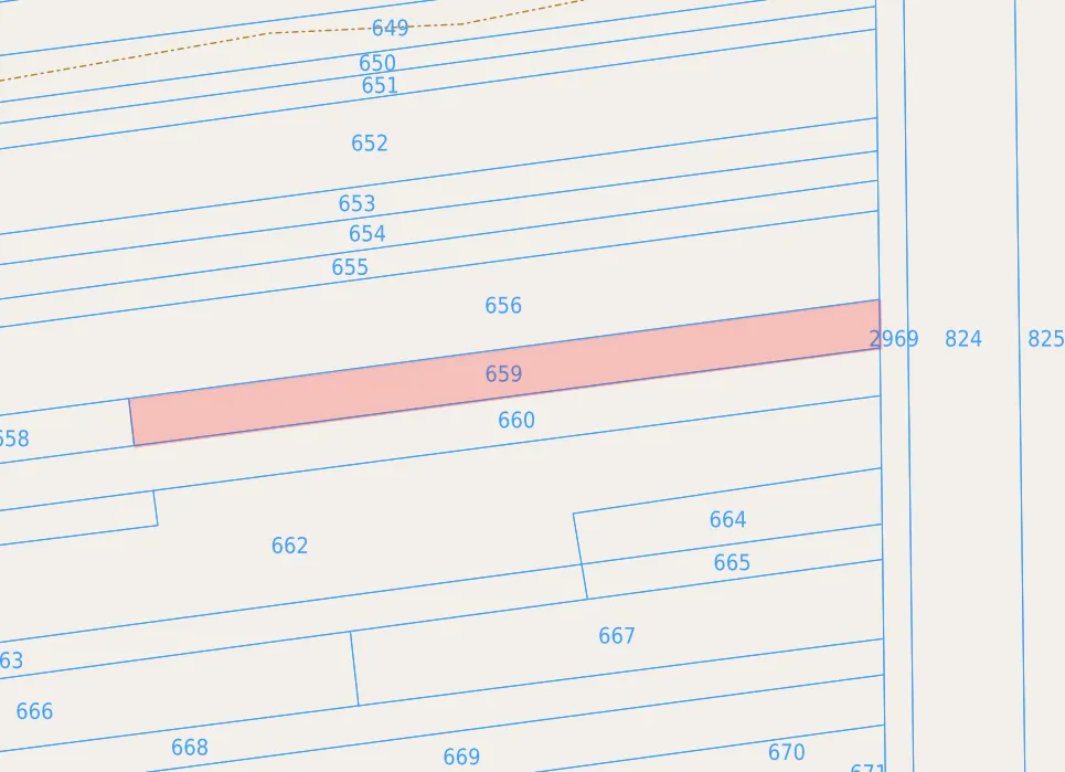 Fragment mapy katastralnej z niebieskimi liniami granicznymi działek. Większość działek jest wąska i wydłużona. Jedna z działek, oznaczona numerem 659, jest wyróżniona jasnoczerwonym kolorem. Na mapie widoczne są numery działek: 649, 650, 651, 652, 653, 654, 655, 656, 659, 660, 662, 664, 665, 667, 666, 668, 669, 670, 671 oraz numery po prawej stronie: 2969, 824, 825.