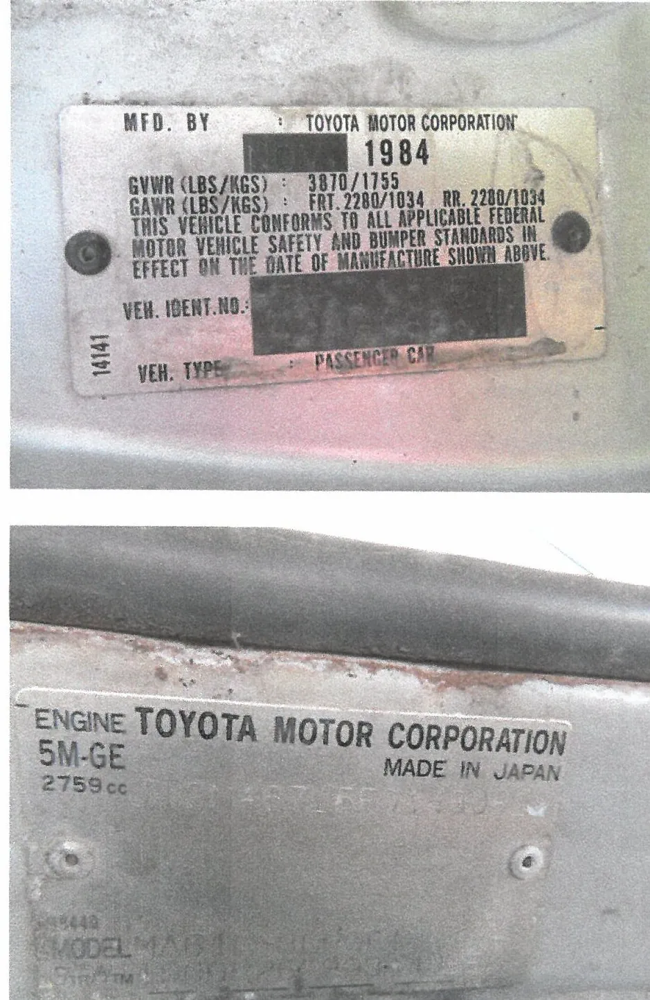Dwa zdjęcia metalowych tablic znamionowych pojazdu marki Toyota. Górna tabliczka zawiera informacje: 'MFD. BY: TOYOTA MOTOR CORPORATION 1984', 'GVWR (LBS/KGS): 3870/1755', 'GAWR (LBS/KGS): FRT. 2280/1034 RR. 2280/1034', tekst o zgodności z federalnymi normami bezpieczeństwa oraz 'VEH. TYPE: PASSENGER CAR'. Dolna tabliczka zawiera tekst: 'ENGINE TOYOTA MOTOR CORPORATION 5M-GE MADE IN JAPAN 2759 cc'.