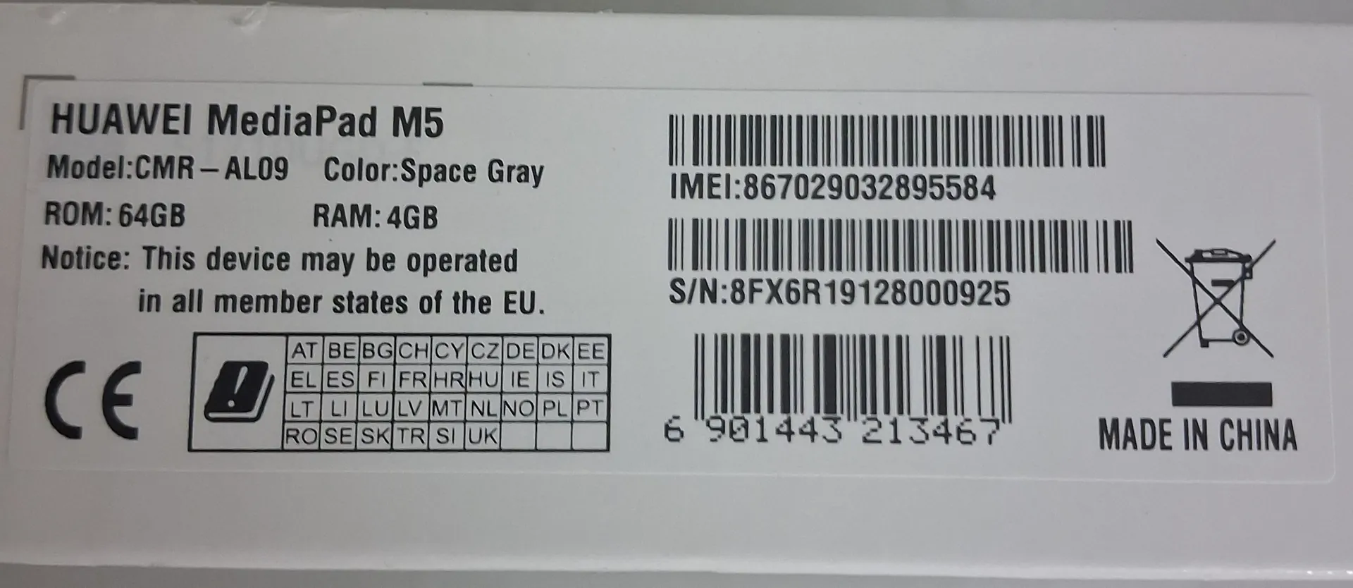 Etykieta produktu Huawei MediaPad M5. Zawiera następujące informacje: Model: CMR-AL09, Kolor: Space Gray, ROM: 64GB, RAM: 4GB. Widnieje napis: 'Notice: This device may be operated in all member states of the EU'. Na etykiecie znajdują się kody kreskowe z numerami IMEI: 867029032895584 oraz S/N: 8FX6R19128000925. Widoczne jest logo CE, symbol przekreślonego kosza na śmieci, tabela z kodami krajów europejskich oraz napis 'MADE IN CHINA'.