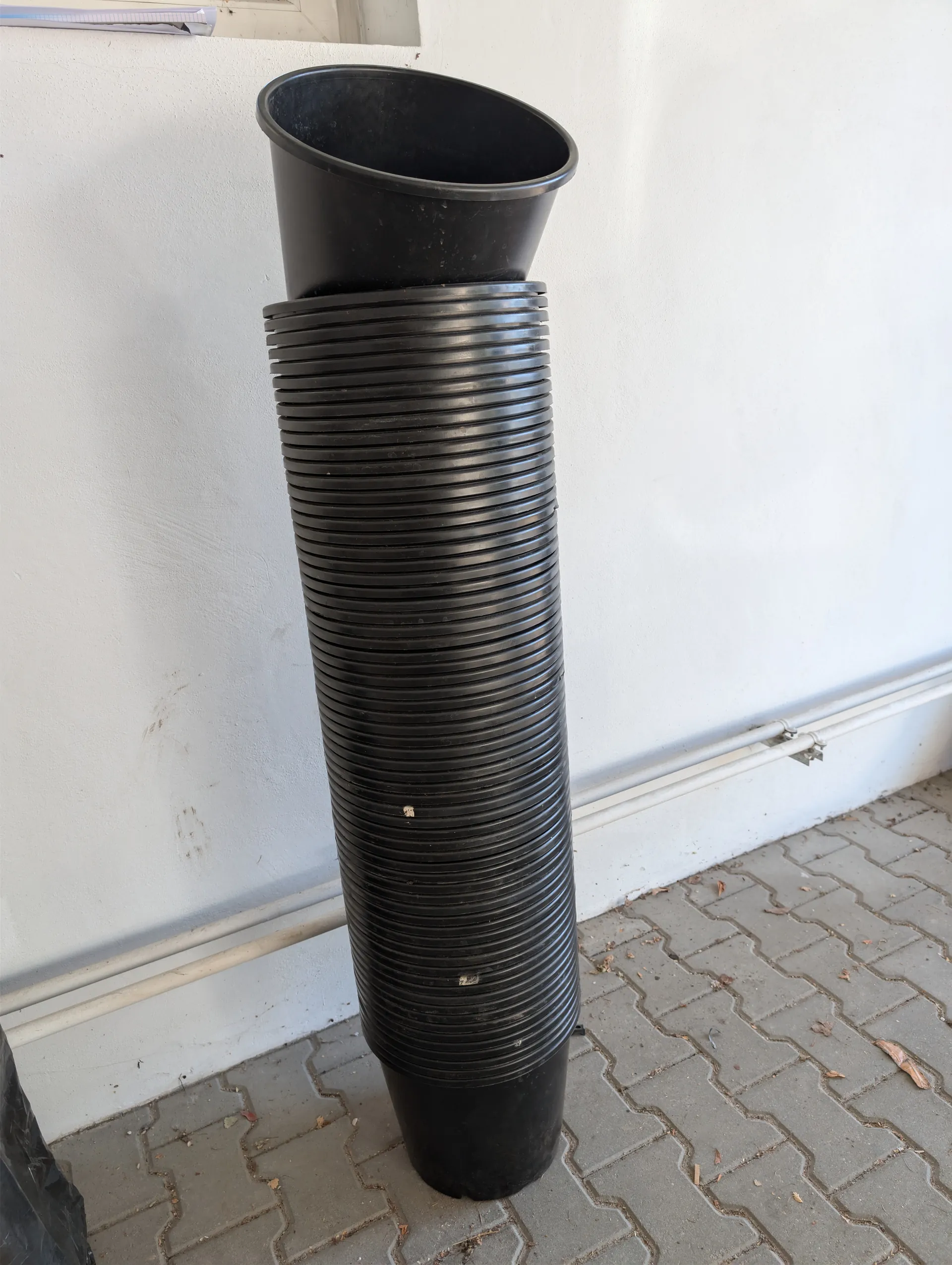 67 szt. doniczek czarnych 10 l oraz 2 lampy nagrzewające 720 W - Licytacja w Nidzicy - zdjęcie 3