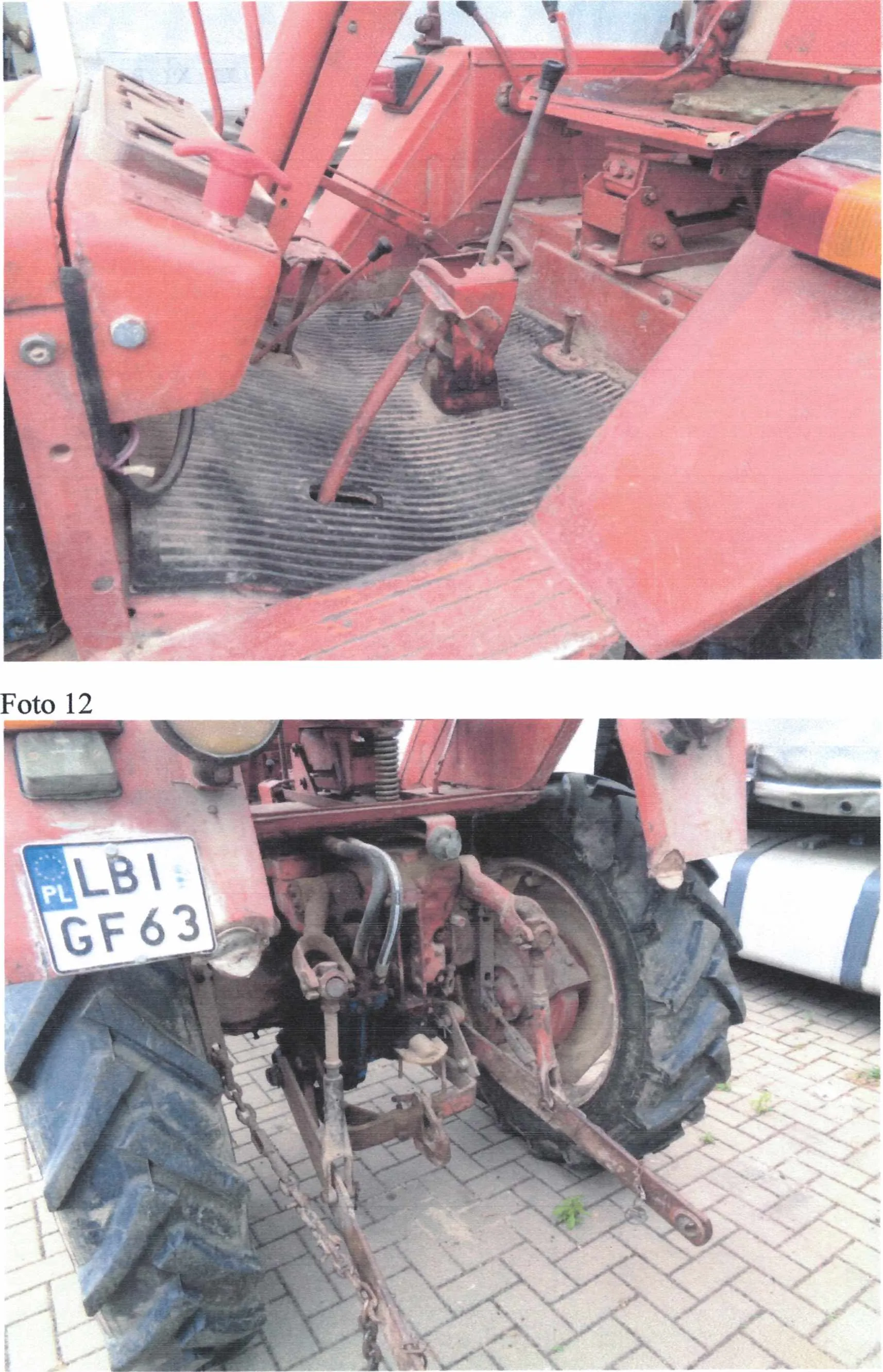Złożone zdjęcie przedstawiające czerwony traktor. Górną część stanowi widok wnętrza z czerwonymi elementami konstrukcyjnymi, siedzeniem, pedałami i dźwigniami. Dolna część ukazuje tylną część traktora z tablicą rejestracyjną PL LBI GF63, dużymi oponami, mechanizmami i łańcuchami. Między obrazami widoczny napis 'Foto 12'. Tło w dolnej części to brukowana powierzchnia z fragmentem innego pojazdu po prawej stronie.
