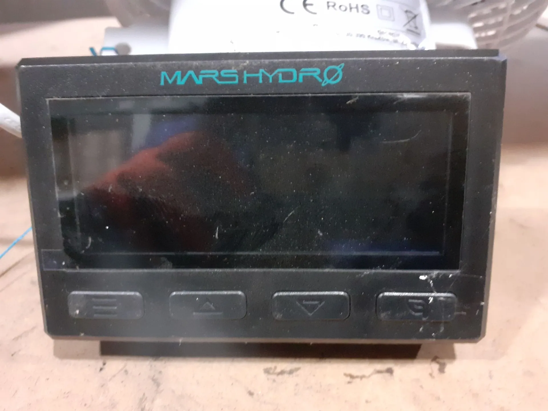 Czarny panel sterowania z ekranem LCD i napisem 'MARSHYDRO' na górze. Poniżej ekranu znajduje się cztery przyciski sterujące z symbolami: menu, strzałka w górę, strzałka w dół oraz symbol wyjścia/powrotu.