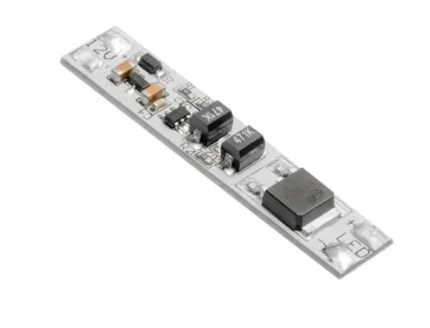Wąska, podłużna płytka drukowana (PCB) z zamontowanymi komponentami elektronicznymi, takimi jak kondensatory, rezystory oraz dwa czarne elementy z napisem '471K'. Na końcu płytki widnieje napis 'LED'.