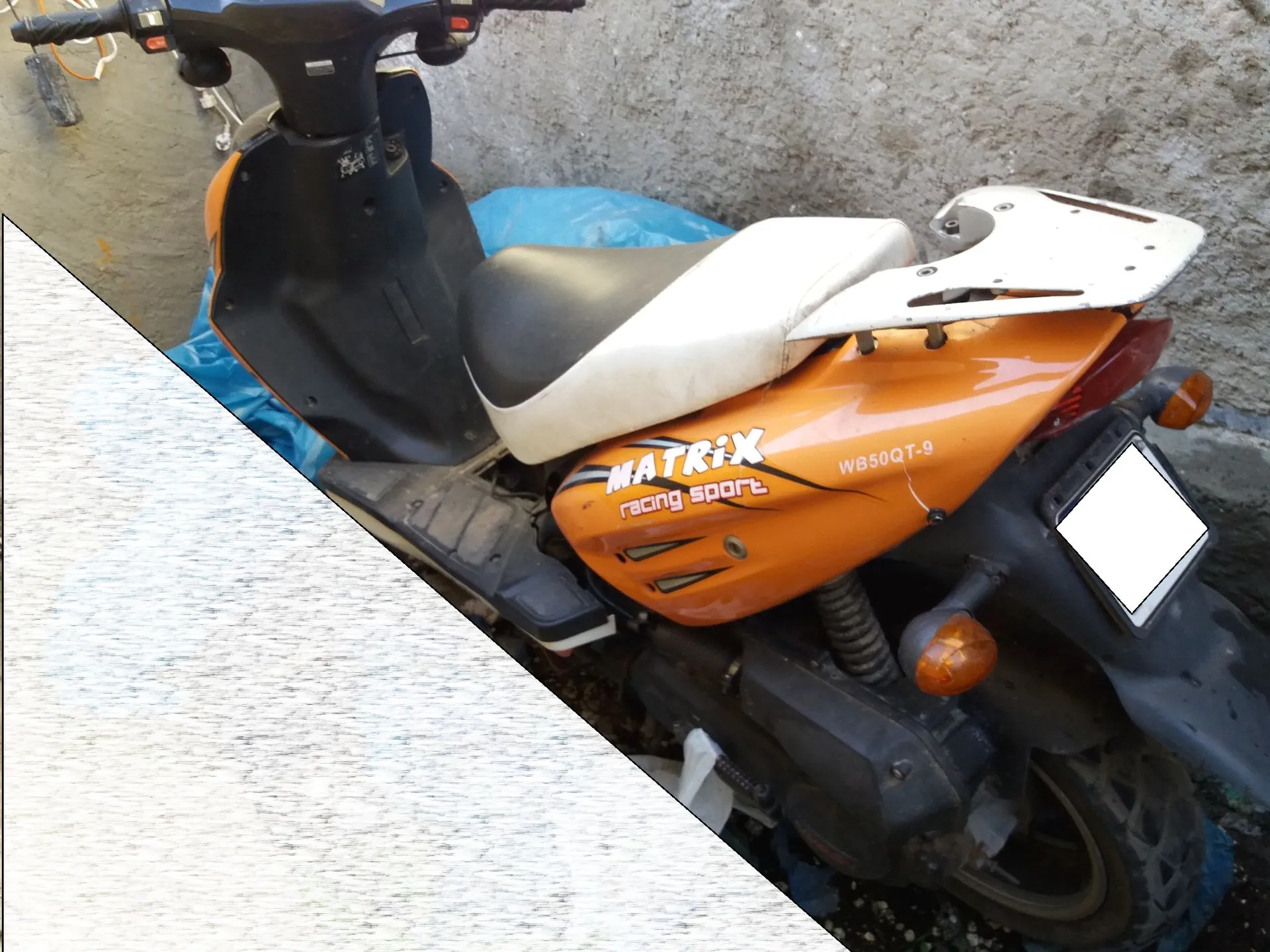 Pomarańczowy skuter marki Matrix z białym siedzeniem i białym stelażem bagażnika. Na boku skutera widnieje napis 'MATRIX racing sport' oraz kod 'WB50QT-9'. Pojazd stoi zaparkowany przy szarej ścianie, a pod nim znajduje się niebieska plandeka.