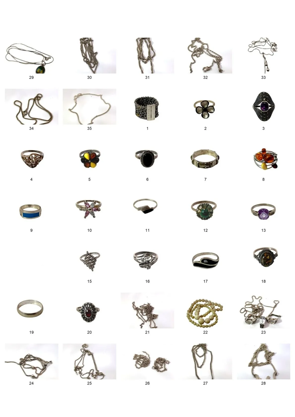 Katalog biżuterii przedstawiający 35 ponumerowanych przedmiotów ułożonych w siatce na białym tle. W kolekcji znajdują się liczne naszyjniki z łańcuszków oraz pierścionki z różnymi kamieniami i zdobieniami. Przedmioty są podpisane numerami od 1 do 35, rozmieszczonymi w nieciągłej kolejności.