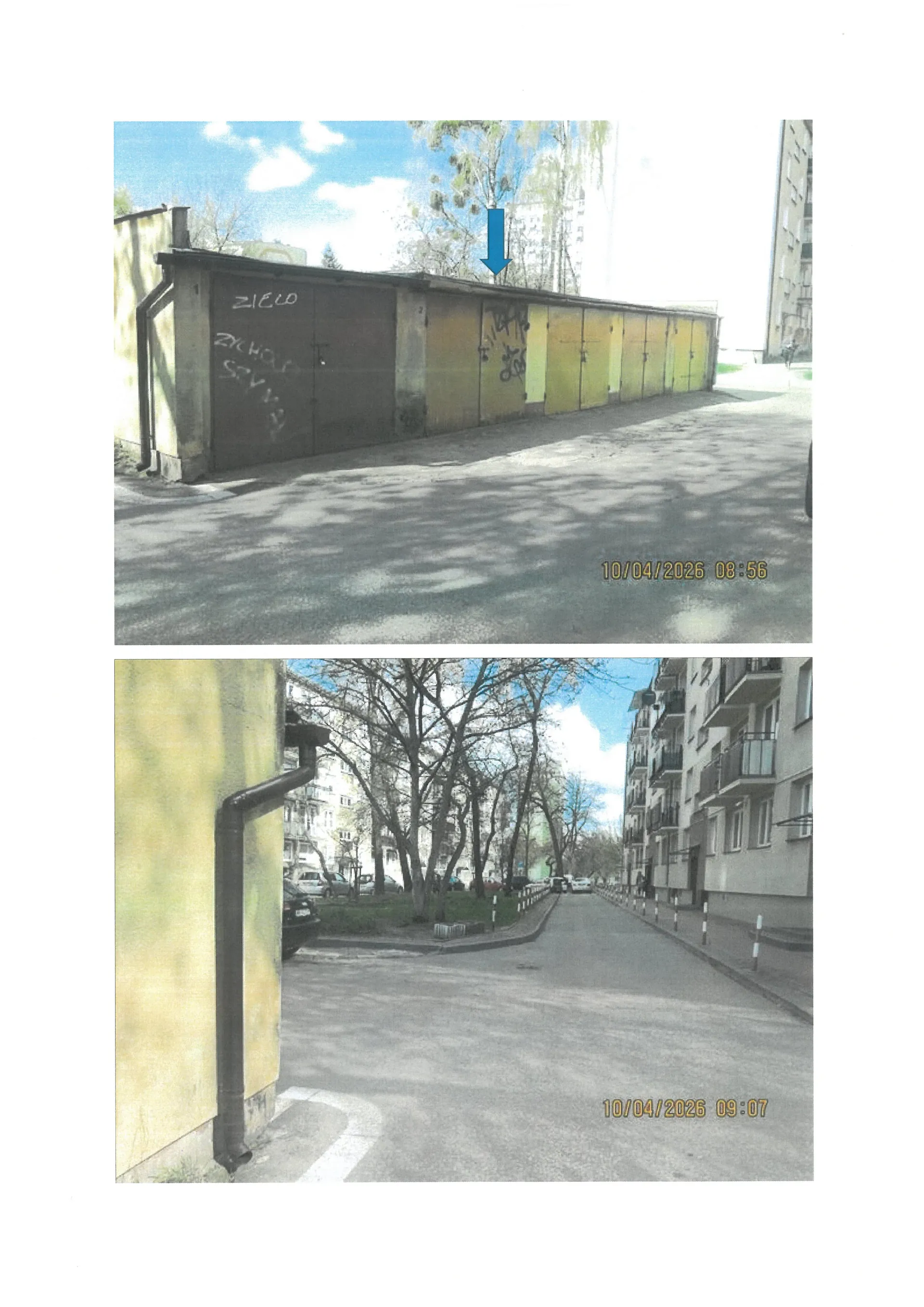 Dwie fotografie wykonane w terenie zabudowanym. Górne zdjęcie przedstawia rząd niskich, betonowych garaży z żółtymi drzwiami, na których ścianie widoczne są graffiti. Nad garażami znajduje się niebieska strzałka skierowana w dół. W prawym dolnym rogu widnieje data i godzina: 10/04/2026 08:56. Dolne zdjęcie przedstawia widok na ulicę między blokami mieszkalnymi, z rynną na pierwszym planie po lewej stronie i drzewami wzdłuż drogi. W prawym dolnym rogu widnieje data i godzina: 10/04/2026 09:07.