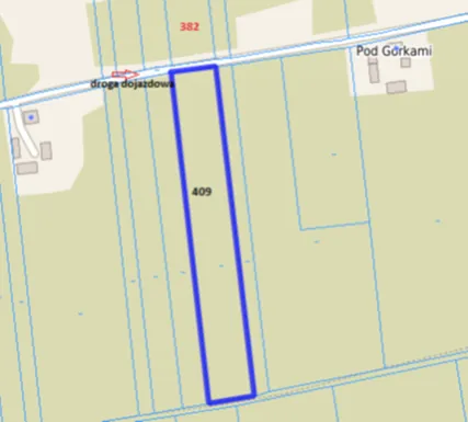 Fragment mapy geodezyjnej przedstawiający działki gruntowe. Centralnym elementem jest wąska, wydłużona działka o numerze 409, obrysowana niebieską linią. Nad nią znajduje się droga oznaczona napisem „droga dojazdowa” oraz numerem 382. W prawym górnym rogu widnieje napis „Pod Górkami” oraz zarysy budynków. Tło mapy jest w kolorze jasnozielonym z niebieskimi liniami granicznymi.