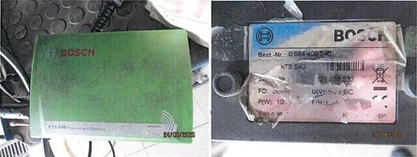 Zdjęcie przedstawia dwie części. Po lewej stronie zielone pudełko z czerwonym napisem 'BOSCH' w lewym górnym rogu, poniżej widoczny napis 'KTS 540' oraz mniejszy tekst. W prawym dolnym rogu pudełka data '24/04/2015'. Tło z elementami mechanicznymi, w tym przewodami i częścią silnika. Po prawej stronie etykieta z napisem 'BOSCH' u góry, numerem 'Best.-Nr.: 0 684 409 540', 'KTS 540', kodem kreskowym oraz danymi: 'FD: 2014', 'UVI: 5.4.3 DC', 'PIV: 10', 'F/H: 4'. W prawym dolnym rogu etykiety data '24/04/2015'. Etykieta umieszczona na metalowej powierzchni z otworem i przewodami.