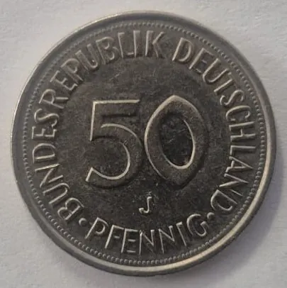 Srebrzysta moneta z napisem wzdłuż krawędzi: 'BUNDESREPUBLIK DEUTSCHLAND' oraz 'PFENNIG'. W centrum monety znajduje się duża liczba '50'.