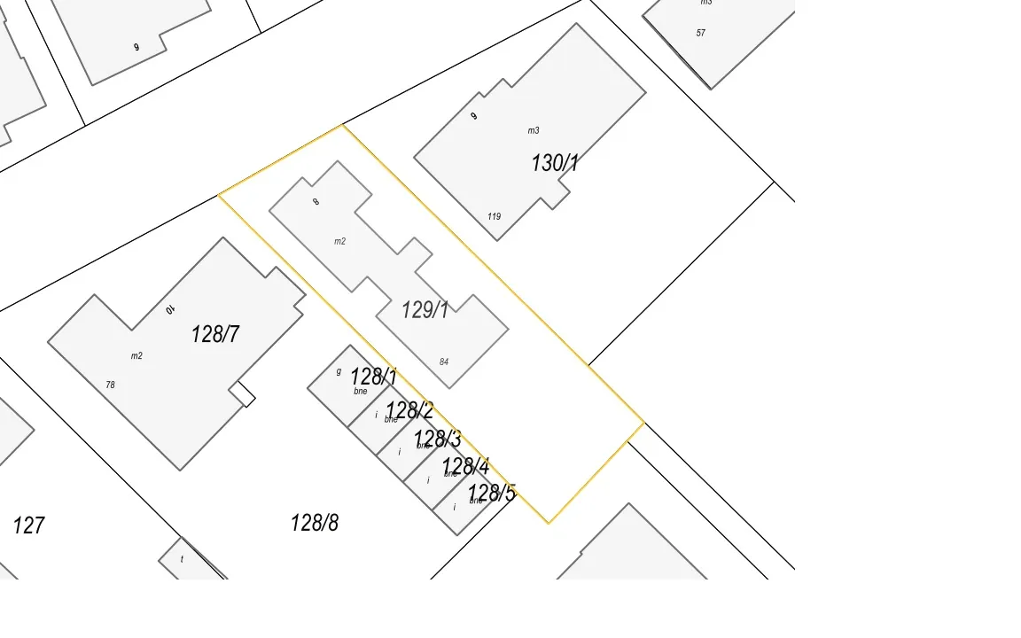 Fragment mapy geodezyjnej przedstawiający zarysy budynków i działek. Jedna z działek jest zaznaczona żółtą obramowaniem. Na mapie widoczne są numery działek i budynków: 127, 128/7, 128/1, 128/2, 128/3, 128/4, 128/5, 128/8, 129/1 oraz 130/1. Widoczne są również oznaczenia m2, m3 oraz liczby 78, 84, 119 i 57.