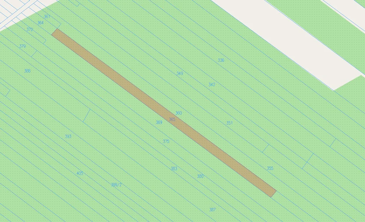 Fragment mapy geodezyjnej z zaznaczonymi działkami w kolorze jasnozielonym, oddzielonymi niebieskimi liniami granicznymi. Na mapie widoczny jest długi, wąski pas w kolorze beżowym, przebiegający ukośnie przez obszar. Na działkach znajdują się numery ewidencyjne, takie jak: 361, 364, 372, 379, 386, 349, 336, 342, 360, 365, 369, 351, 375, 393, 383, 405, 399/2, 380, 355 oraz 387.