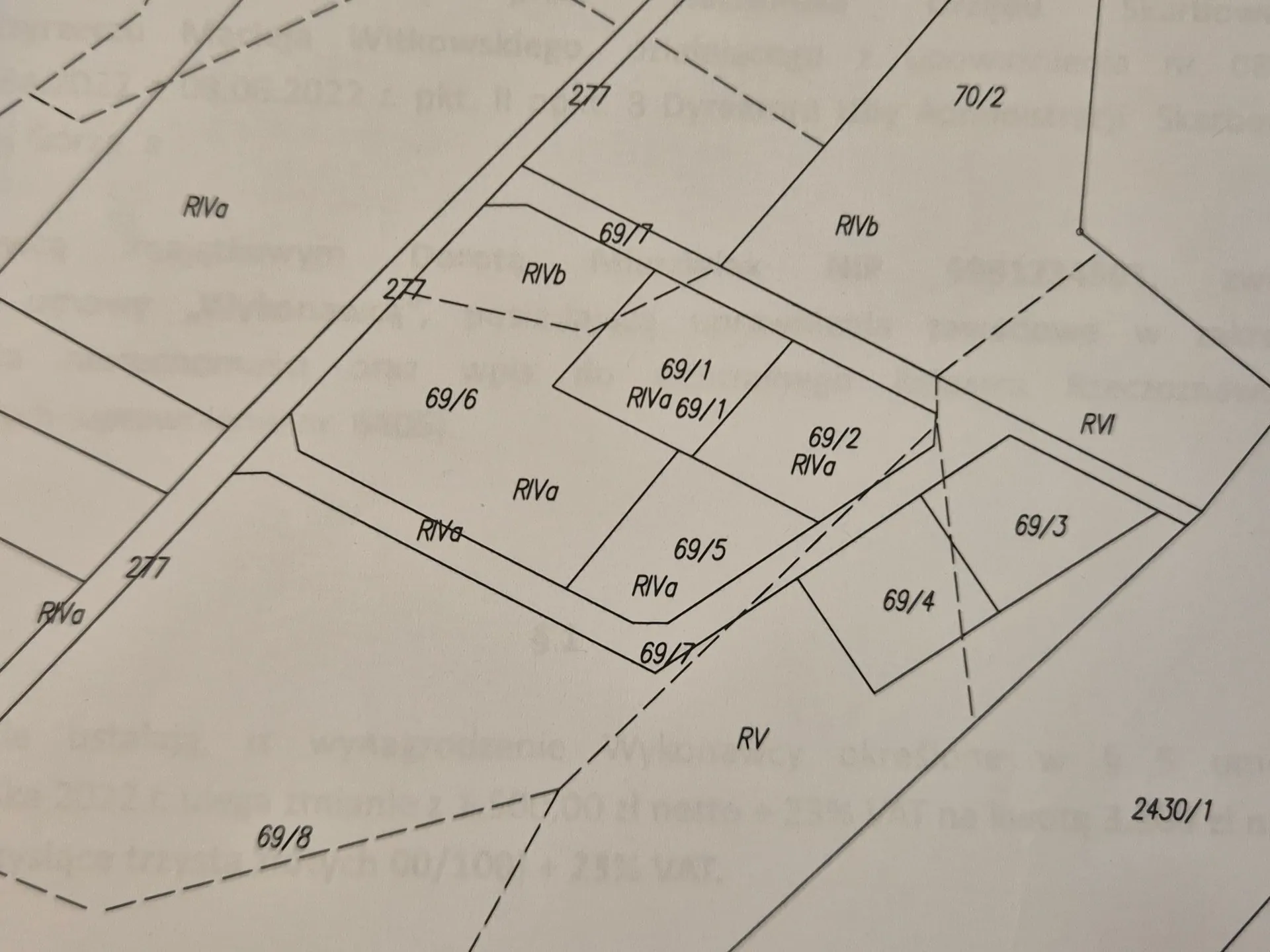 Fragment mapy geodezyjnej przedstawiający podział działek. Na obrazie widoczne są obszary oznaczone numerami takimi jak 69/1, 69/2, 69/3, 69/4, 69/5, 69/6, 69/7 oraz 69/8. Wewnątrz działek znajdują się oznaczenia klas bonitacyjnych gleby, m.in. RIVa, RIVb. Widoczne są również linie ciągłe i przerywane wyznaczające granice oraz numer 277 przy jednej z linii.