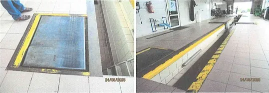 Obraz przedstawia dwie połączone fotografie. Po lewej stronie widoczna jest metalowa płyta z żółtym obramowaniem na podłodze, obok stoją nogi osoby w niebieskich butach. W prawym dolnym rogu daty: 04/08/2005. Po prawej stronie stacja metra lub peron z żółtą linią ostrzegawczą, białymi płytkami, drzwiami i gaśnicą na ścianie. W prawym dolnym rogu daty: 04/08/2005.