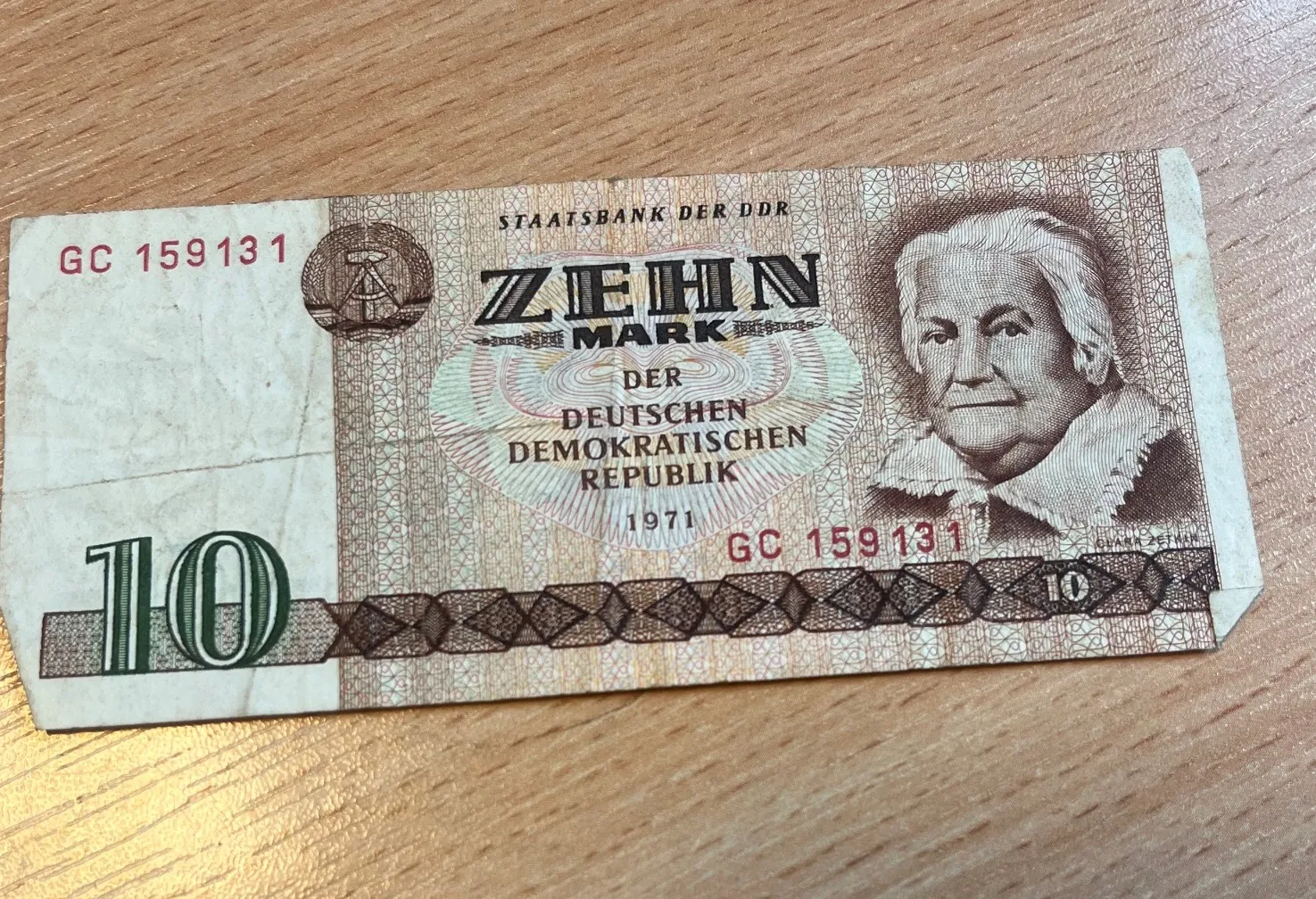 Banknot o nominale 10 marek z Niemieckiej Republiki Demokratycznej (NRD) z 1971 roku. Na banknocie widnieje napis 'ZEHN MARK DER DEUTSCHEN DEMOKRATISCHEN REPUBLIK' oraz portret mężczyzny w peruce i stroju z epoki. W lewym górnym i prawym dolnym rogu znajduje się numer seryjny 'GC 159 131'. W lewym dolnym rogu widoczna jest duża cyfra '10'.