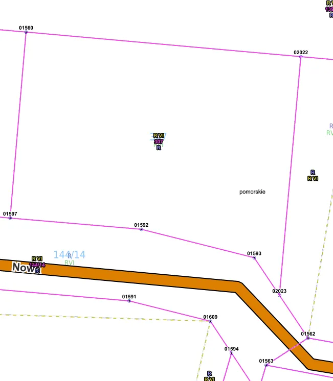 Schematyczny rysunek techniczny lub mapa z różnokolorowymi liniami i punktami. Widoczne są linie w kolorze różowym, żółtym i gruby pomarańczowy pas biegnący poziomo przez dolną część obrazu. Na mapie znajdują się liczne punkty oznaczone numerami, takimi jak: 01560, 02022, 01597, 01592, 01593, 02023, 01562, 01563, 01594, 01609, 01591. W centralnej części widnieje napis 'pomorskie', a w innych miejscach oznaczenia 'RVI' oraz 'R'.