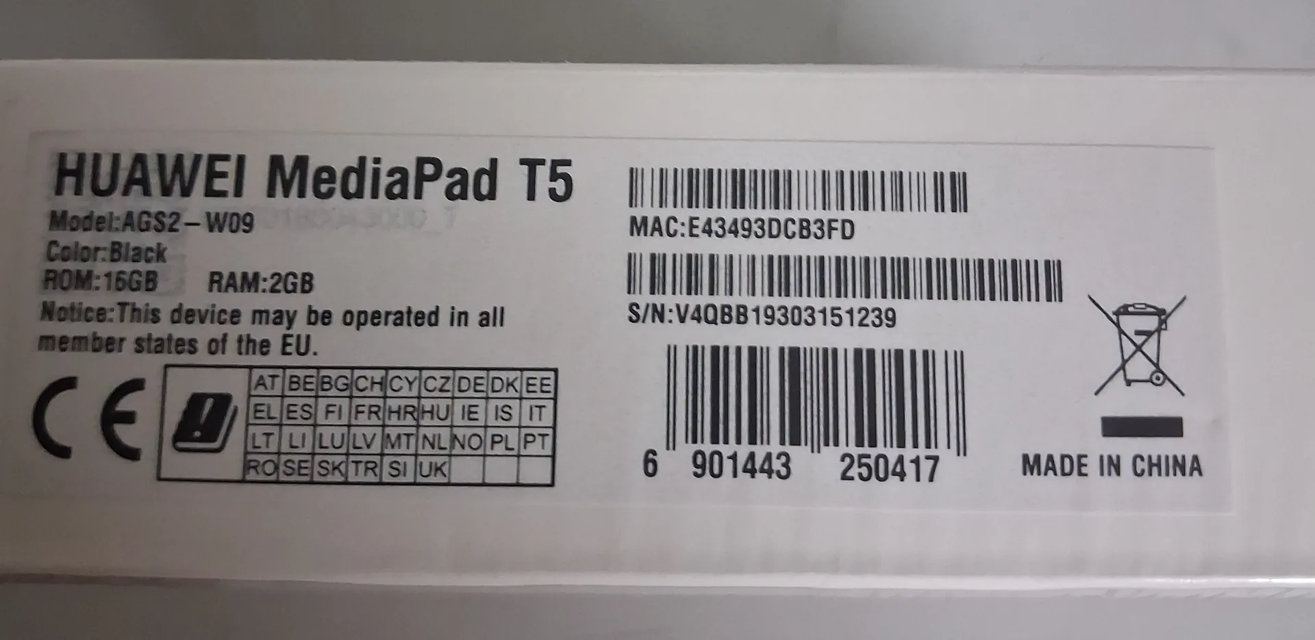 Etykieta produktu Huawei MediaPad T5. Zawiera następujące informacje: Model: AGS2-W09, Kolor: Black, ROM: 16GB, RAM: 2GB. Widoczny jest numer MAC: E43493DCB3FD oraz numer seryjny S/N: V4QBB19303151239 wraz z kodami kreskowymi. Na etykiecie znajduje się napis 'Notice: This device may be operated in all member states of the EU', znak CE, symbol przekreślonego kosza na śmieci oraz napis 'MADE IN CHINA'. Widoczna jest również tabela z kodami krajów europejskich.