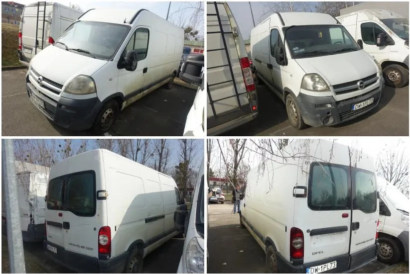 Kolaż czterech zdjęć białego furgonu Opel z różnych kątów: przód, tył i boki. Widoczne tablice rejestracyjne 'DW 19L 73' oraz 'DW 1PL 73'. Furgon ma zabrudzony zderzak, zaparkowany na otwartym parkingu wśród innych pojazdów. Tło z drzewami i budynkami.
