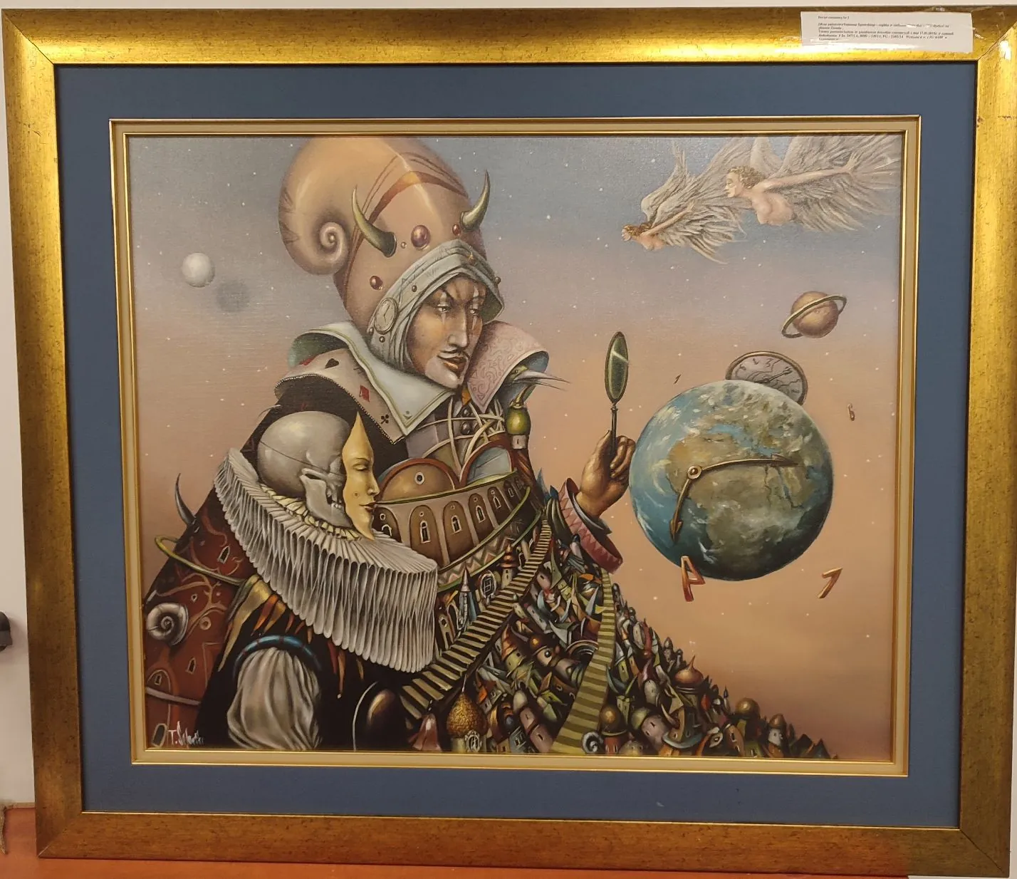 Obraz surrealistyczny w złotej ramie z niebieskim passe-partout. Przedstawia on postać w stroju z epoki renesansu z białym kołnierzem, której głowa jest zwieńczona ogromną muszlą przypominającą hełm z rogami. Postać trzyma w dłoni małe lusterko, a obok niej unosi się glob ziemski oraz planeta z pierścieniem. W tle widoczna jest skrzydlata postać anioła oraz mały księżyc. Dolna część obrazu ukazuje skomplikowaną strukturę architektoniczną z licznymi wieżyczkami i schodami, która zdaje się być częścią stroju lub otoczenia postaci.
