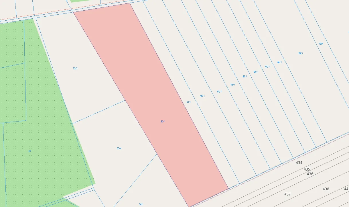 Fragment mapy geodezyjnej przedstawiający podział działek. Na mapie widoczne są obszary zaznaczone kolorami: zielonym (po lewej stronie) oraz jasnoczerwonym (centralna, wydłużona działka). Działki są oddzielone niebieskimi liniami granicznymi i oznaczone numerami, takimi jak 53/1, 53/4, 90/1, 91/1, 92/1, 93/1, 94/1, 95/1, 96/1, 97/1, 98/1, 98/3, 98/4 oraz w dolnej części 434, 435, 436, 437, 438, 441.