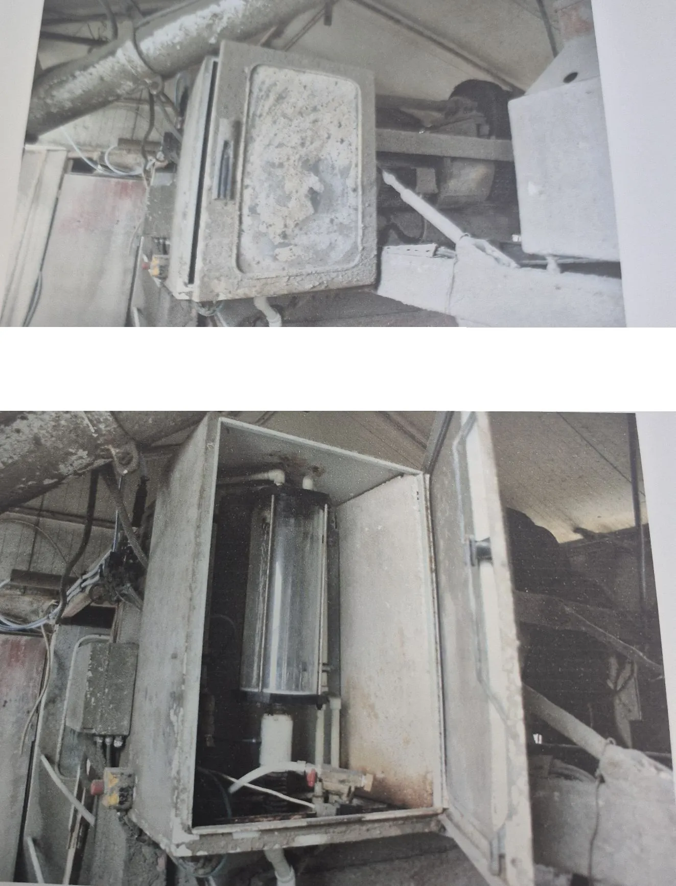 Dwie czarno-białe fotografie przedstawiające przemysłowe urządzenie w brudnym, technicznym otoczeniu. Na górnym zdjęciu urządzenie jest zamknięte, z widocznymi osadami i zabrudzeniami na obudowie. Na dolnym zdjęciu drzwi urządzenia są otwarte, ukazując wewnątrz pionowy, metalowy cylinder z podłączonymi rurkami i przewodami u dołu.