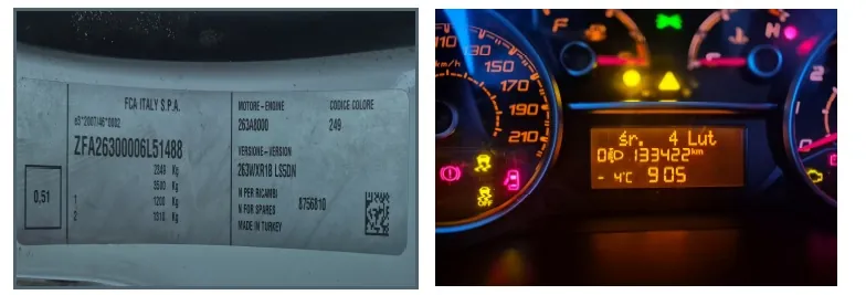 Obraz składa się z dwóch części. Po lewej stronie tabliczka identyfikacyjna FCA ITALY S.P.A. z widocznymi danymi: numer VIN ZFA26300006L51488, kod silnika 263A0000, kod koloru 249, wersja 263AXR1B L5CDN, numer części 8756810, napis 'MADE IN TURKEY' oraz kodem QR. Po prawej stronie deska rozdzielcza samochodu z licznikiem prędkości (do 210 km/h), wskaźnikiem paliwa, temperatury i cyfrowym wyświetlaczem pokazującym: 'śr. 4 Lut', '0133422km', '-4°C', '9:05'. Włączono różne lampki ostrzegawcze, w tym żółty trójkąt z wykrzyknikiem i inne symbole. Tekst na wyświetlaczu oraz wskaźnikach jest poziomo ustawiony.