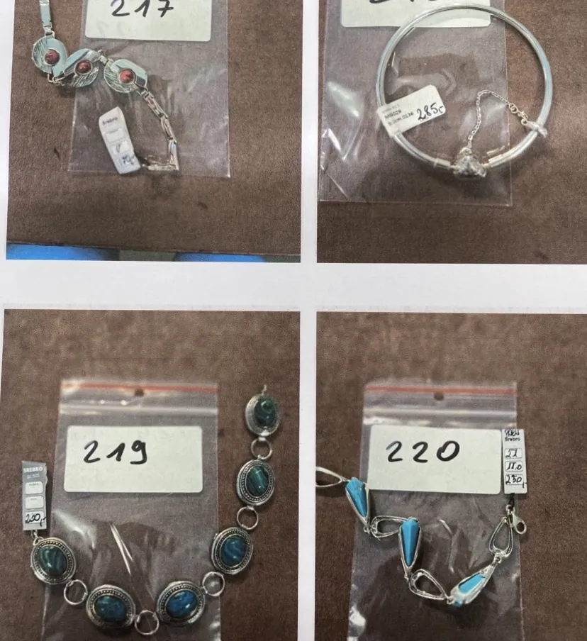Kolaż czterech zdjęć przedstawiających srebrną biżuterię w plastikowych woreczkach. Na górnym lewym zdjęciu znajduje się bransoletka z czerwonymi kamieniami i etykietą z numerem 217. Na górnym prawym zdjęciu widoczna jest sztywna bransoletka z łańcuszkiem i ceną 285 zł. Na dolnym lewym zdjęciu bransoletka z ciemnoniebieskimi kamieniami i etykietą z numerem 219. Na dolnym prawym zdjęciu bransoletka z jasnoniebieskimi kamieniami i etykietą z numerem 220.
