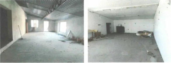 Dwa zdjęcia przedstawiające wnętrze pustego, surowego pomieszczenia przemysłowego lub magazynowego z betonową podłogą i białymi ścianami. Na lewym zdjęciu widoczny jest skośny dach z metalowych blach oraz dwa okna w głębi. Na prawym zdjęciu pomieszczenie jest pokazane z innej perspektywy, widoczne są ciemne drzwi, szafka oraz rozrzucone przedmioty na podłodze.