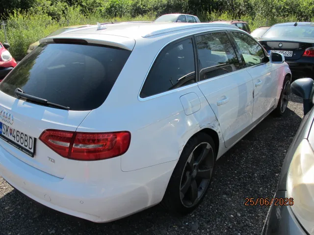 Biały samochód marki Audi w nadwoziu kombi, zaparkowany tyłem do obiektywu na żwirowym placu. Pojazd ma słowacką tablicę rejestracyjną o numerze SK 466BD oraz oznaczenie TDI na klapie bagażnika. W tle widoczne są inne zaparkowane samochody oraz zielone krzewy i drzewa. W prawym dolnym rogu znajduje się pomarańczowa data 25/06/2026.