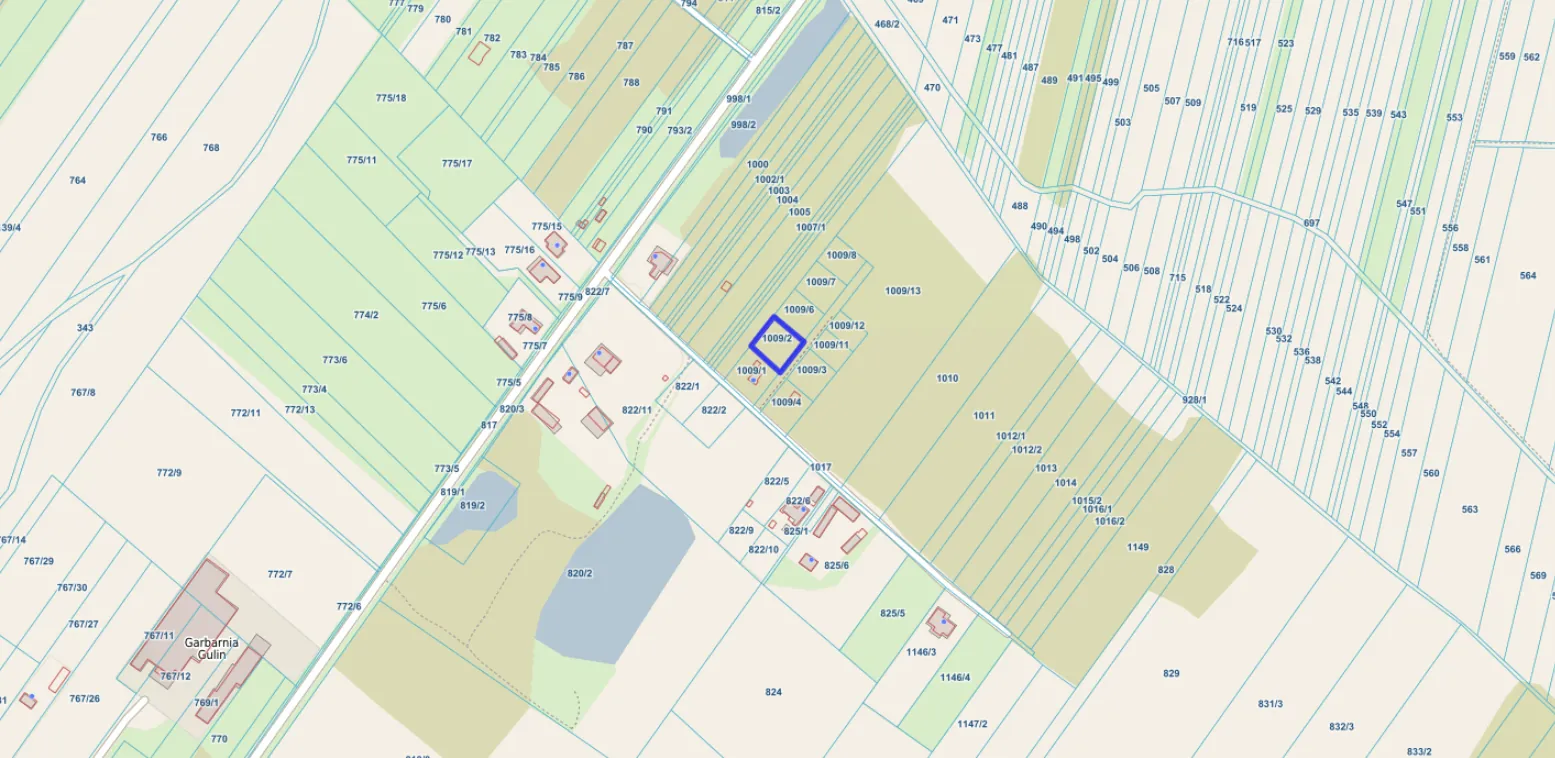 Fragment mapy geodezyjnej z naniesionymi numerami działek, granicami pól oraz drogami. Teren jest podzielony na liczne wielokątne obszary w kolorach zielonym, białym i jasnoniebieskim. Na mapie widoczne są liczne oznaczenia numeryczne, np. 775/18, 1009/2, 820/3. W lewym dolnym rogu znajduje się napis 'Garbarnia Gulin'.