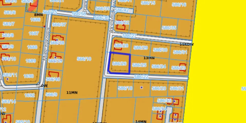 Fragment mapy geodezyjnej z zaznaczonymi działkami w kolorze żółtym i niebieskimi liniami granicznymi. Jedna z działek o numerze 586/26 jest obramowana grubą niebieską linią. Na mapie widoczne są nazwy ulic: 'Mleczykową' oraz 'Aksamitkową', a także liczne numery działek, takie jak 566/10, 586/28, 586/25 i inne.